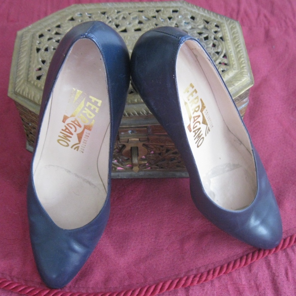 Salvatore Ferragamo mid-heel pumps, navy, Sz 5.5